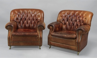 Lote 217: PAR DE ANTIGUOS SILLONES INGLESES EN CUERO MARRON. PAR DE ANTIGUOS SILLONES INGLESES EN CUERO MARRON.