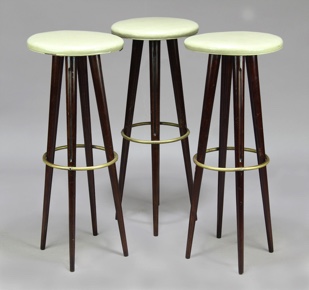 Lote 346: TRES BANQUETAS ALTAS ESTILO ESCANDINAVO PARA BAR.  TRES BANQUETAS ALTAS ESTILO ESCANDINAVO PARA BAR. 