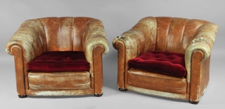 Lote 336: PAR DE SILLONES CONFORTABLES TAPIZADOS EN CUERO.  PAR DE SILLONES CONFORTABLES TAPIZADOS EN CUERO. 