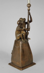 Lote 647: LAMPARA DE APOYO FRANCESA ESTILO ART NOUVEAU. LAMPARA DE APOYO FRANCESA ESTILO ART NOUVEAU.