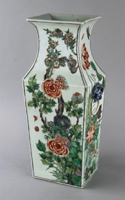 Lote 491: ANTIGUO VASO DE PORCELANA CHINA FAMILLE VERT.  ANTIGUO VASO DE PORCELANA CHINA FAMILLE VERT. 