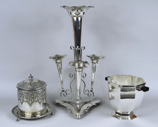 Lotes 732, 727 y 715: 
																		BISCOCHERA INGLESA DE METAL PLATEADO CON TAPA Y FUENTE. 
																		CENTRO INGLES DE METAL PLATEADO PARA FLORES. 
																		FRAPERA FRANCESA ART DECO DE METAL CHRISTOFLE PLATEADO.