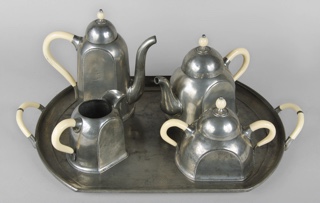 Lote 585: ANTIGUO JUEGO DE PELTRE ART DECO PARA TE Y CAFE.  ANTIGUO JUEGO DE PELTRE ART DECO PARA TE Y CAFE. 