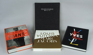 Lote 663: CUATRO LIBROS DIFERENTES SOBRE ARTE Y MODA.  CUATRO LIBROS DIFERENTES SOBRE ARTE Y MODA. 