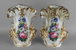 Lote 654: PAR DE ANTIGUOS FLOREROS DE PORCELANA ISABELINA.  PAR DE ANTIGUOS FLOREROS DE PORCELANA ISABELINA. 