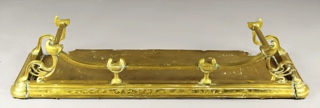 Lote 686: FRENTE DE BRONCE PULIDO PARA CHIMENEA.  FRENTE DE BRONCE PULIDO PARA CHIMENEA. 