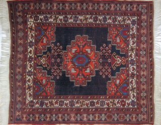 Lote 416: PEQUEÑA ALFOMBRA CAUCASICA DE LANA TEJIDA A MANO.  PEQUEÑA ALFOMBRA CAUCASICA DE LANA TEJIDA A MANO. 