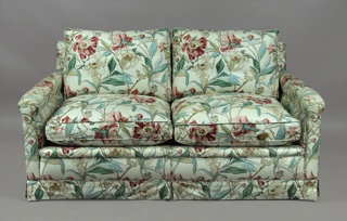 Lote 306: SOFA CONFORTABLE PARA DOS AMPLIOS CUERPOS.  SOFA CONFORTABLE PARA DOS AMPLIOS CUERPOS. 