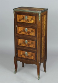 Lote 270: PEQUEÑO MUEBLE FRANCES DE ARRIMO ESTILO LUIS XV.  PEQUEÑO MUEBLE FRANCES DE ARRIMO ESTILO LUIS XV. 