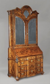 Lote 182: ANTIGUA COMODA SECRETAIRE ITALIANA CON BIBLIOTECA EN ALZADA. ANTIGUA COMODA SECRETAIRE ITALIANA CON BIBLIOTECA EN ALZADA.