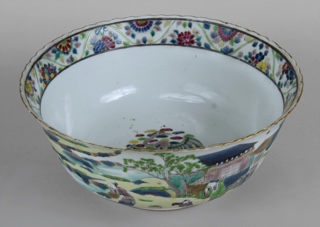 Lote 478: ANTIGUO CENTRO HONDO CIRCULAR DE PORCELANA CHINA ESMALTADA. ANTIGUO CENTRO HONDO CIRCULAR DE PORCELANA CHINA ESMALTADA.
