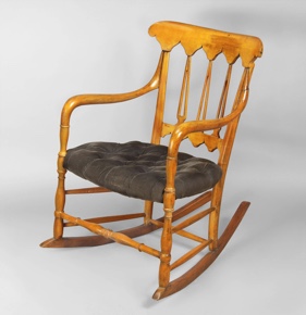 Lote 339: PEQUEÑO SILLON MECEDOR ESTILO INGLES.  PEQUEÑO SILLON MECEDOR ESTILO INGLES. 