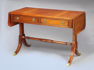Lote 311: SOFA TABLE RECTANGULAR DE ESTILO INGLES.  SOFA TABLE RECTANGULAR DE ESTILO INGLES. 