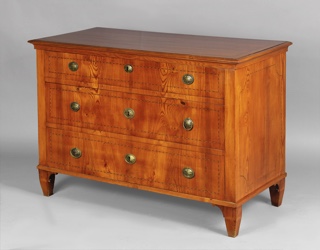 Lote 216: PEQUEÑA COMODA INGLESA EN MADERA DE PINOTEA.  PEQUEÑA COMODA INGLESA EN MADERA DE PINOTEA. 
