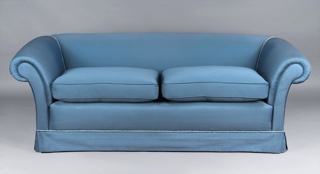 Lote 288: SOFA CONFORTABLE PARA DOS AMPLIOS CUERPOS.  SOFA CONFORTABLE PARA DOS AMPLIOS CUERPOS. 
