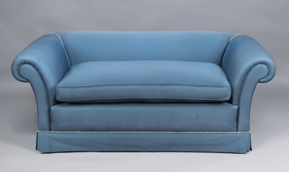 Lote 289: SOFA CONFORTABLE PARA DOS CUERPOS.  SOFA CONFORTABLE PARA DOS CUERPOS. 