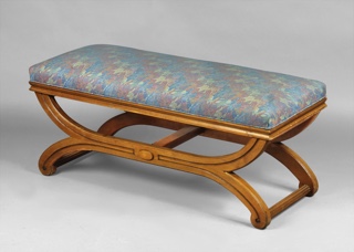 Lote 340: BANQUETA RECTANGULAR DE ESTILO FRANCES.  BANQUETA RECTANGULAR DE ESTILO FRANCES. 