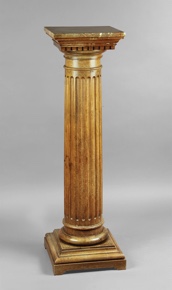 Lote 612: COLUMNA PEDESTAL DE NOGAL MOLDURADO.  COLUMNA PEDESTAL DE NOGAL MOLDURADO. 