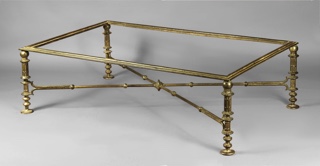 Lote 341: MESA BAJA RECTANGULAR CON ARMAZON DE HIERRO PATINADO.  MESA BAJA RECTANGULAR CON ARMAZON DE HIERRO PATINADO. 