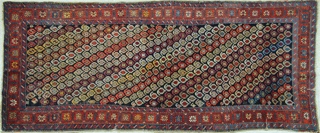 Lote 413: ALFOMBRA CAMINO GOUM DE LANA TEJIDA A MANO.  ALFOMBRA CAMINO GOUM DE LANA TEJIDA A MANO. 