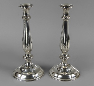 Lote 493: PAR DE CANDELEROS DE PLATA AUSTRO HUNGARA SELLADA.  PAR DE CANDELEROS DE PLATA AUSTRO HUNGARA SELLADA. 