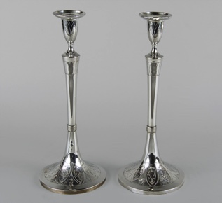 Lote 528: PAR DE CANDELEROS DE PLATA AUSTRO HUNGARA SELLADA.  PAR DE CANDELEROS DE PLATA AUSTRO HUNGARA SELLADA. 
