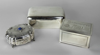 Lotes 626, 720: 
																		COFRE ALHAJERO DE PLATA 800 SELLADA. 
																		CAJA DE PLATA INGLESA SELLADA PARA CIGARROS. 
