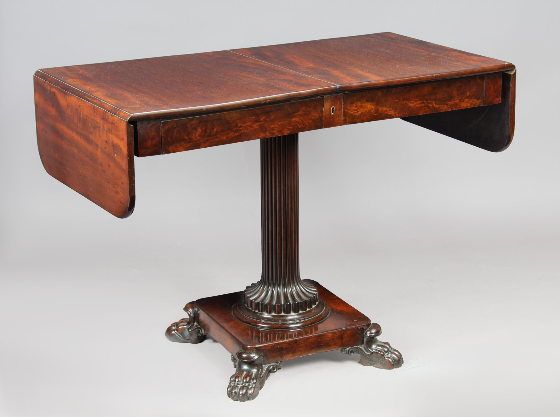  SOFA TABLE INGLESA DE ESTILO CHIPPENDALE.