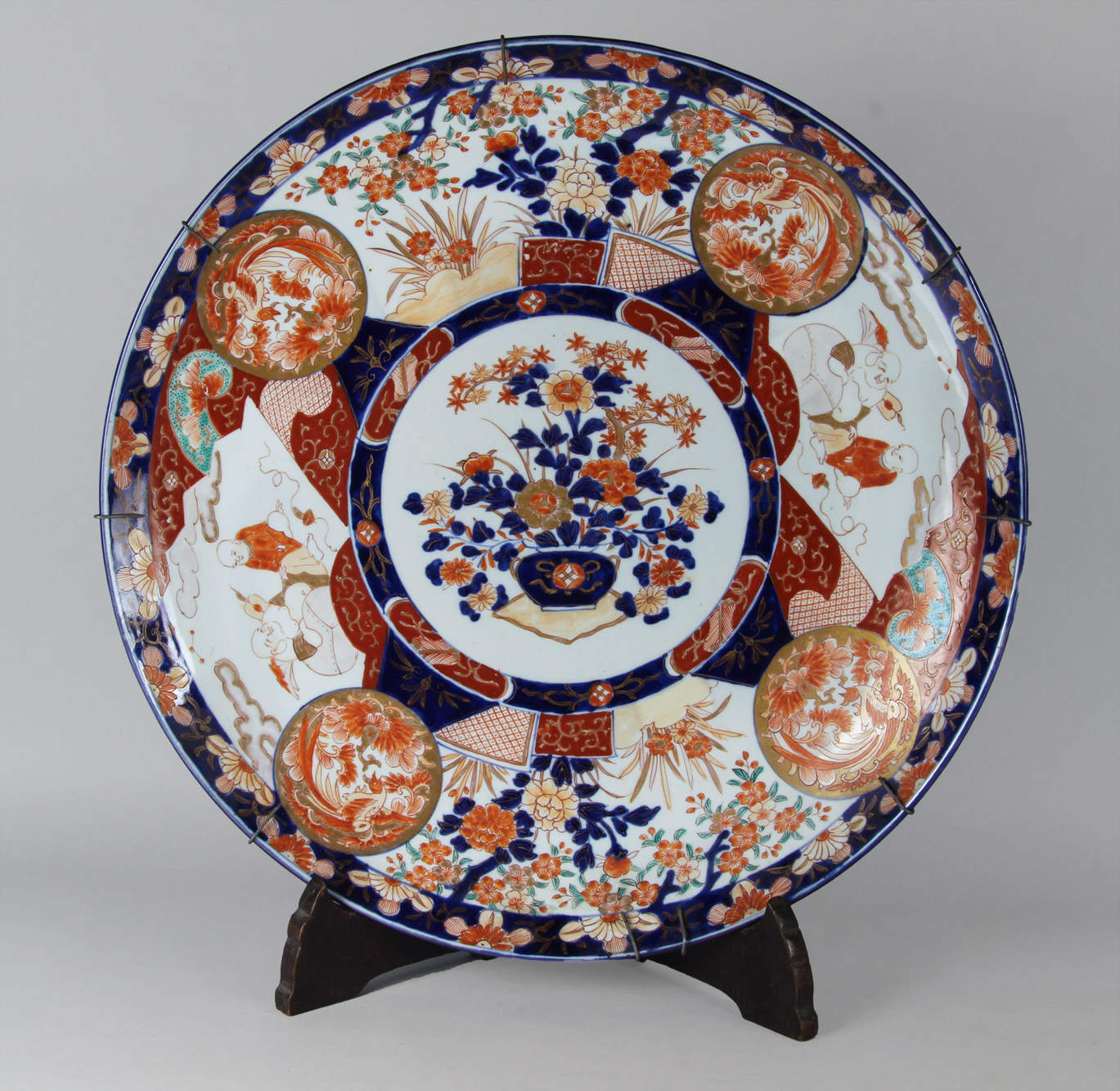  TRES GRANDES PLATOS DE PORCELANA JAPONESA IMARI. 