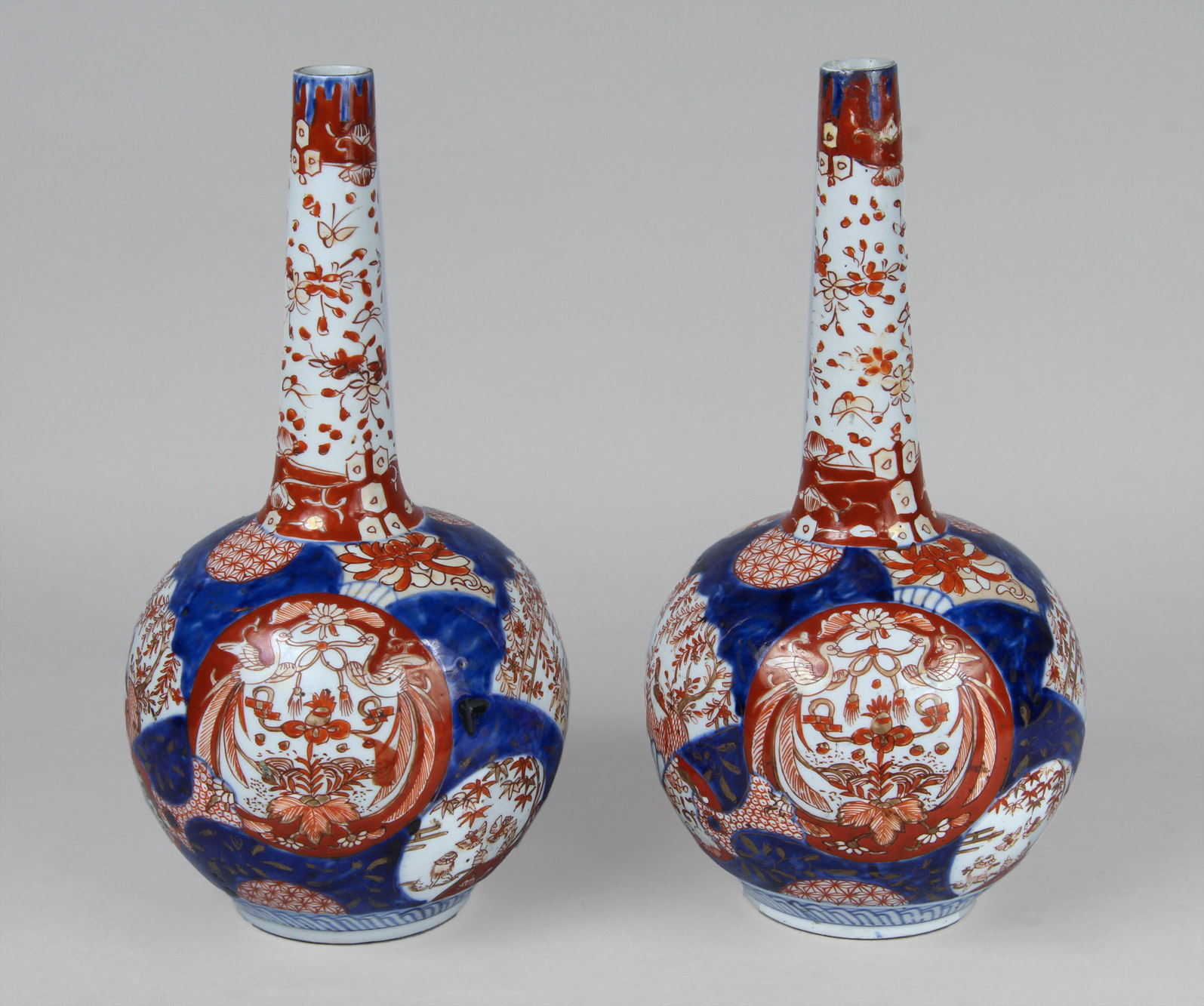  PAR DE BOTELLAS DE PORCELANA JAPONESA DE IMARI. 