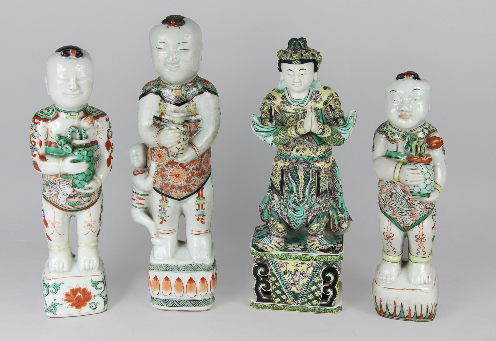  CINCO FIGURAS JAPONESAS DE PORCELANA ESMALTADA. 