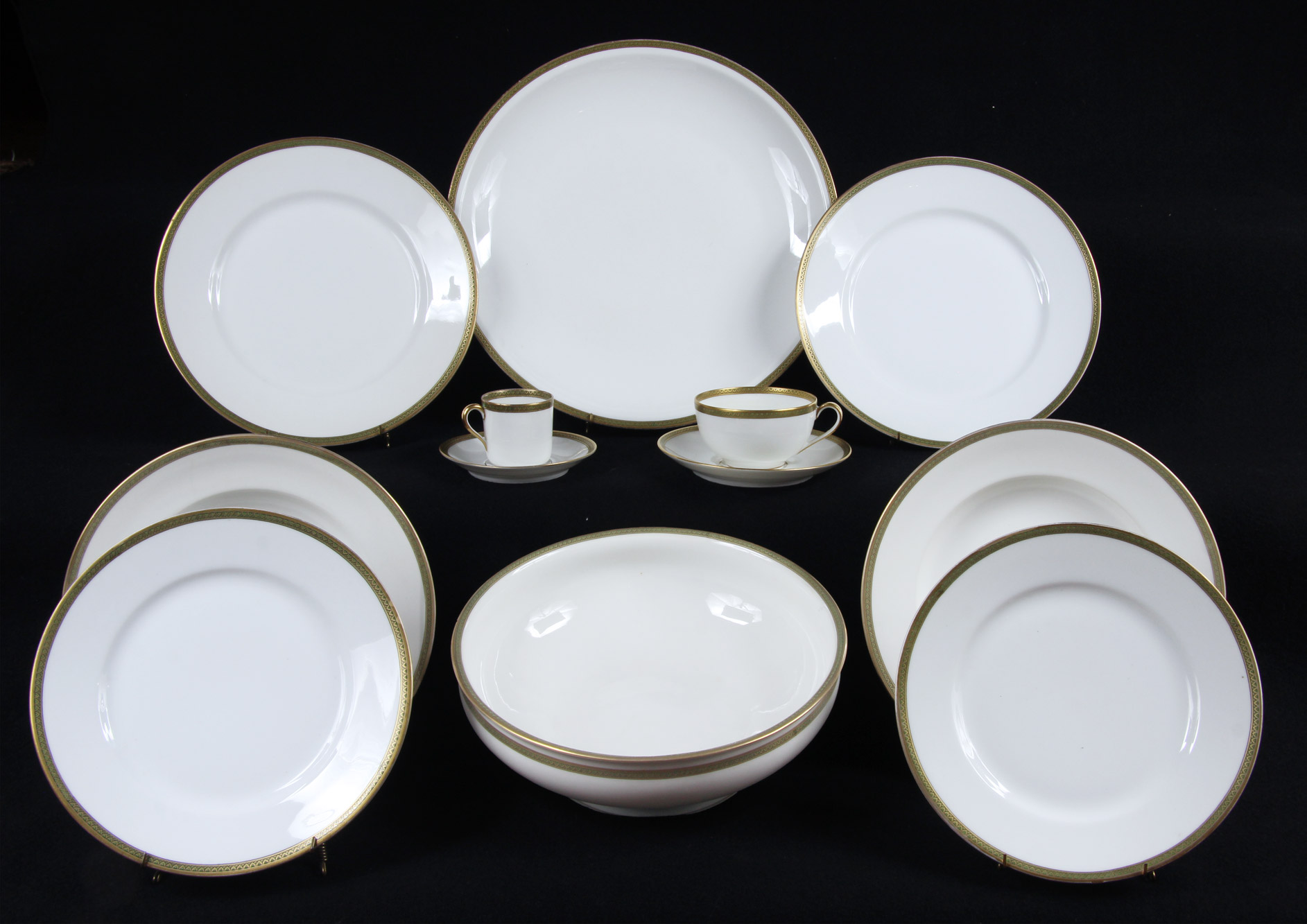  CONJUNTO DE PORCELANA FRANCESA LIMOGES PARA MESA. 