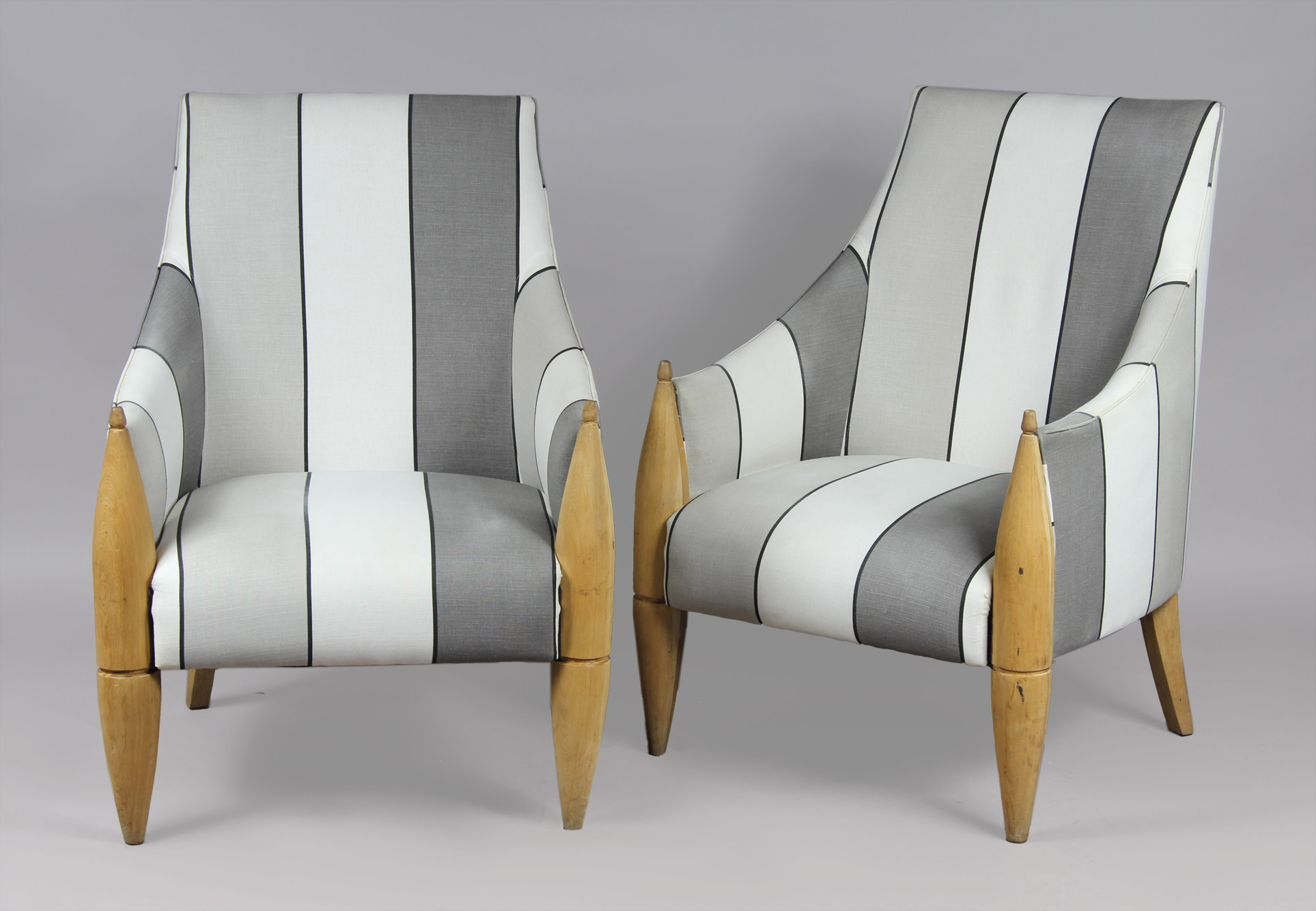  PAR DE SILLONES DISEÑO ART DECO CON RESPALDO ALTO. 