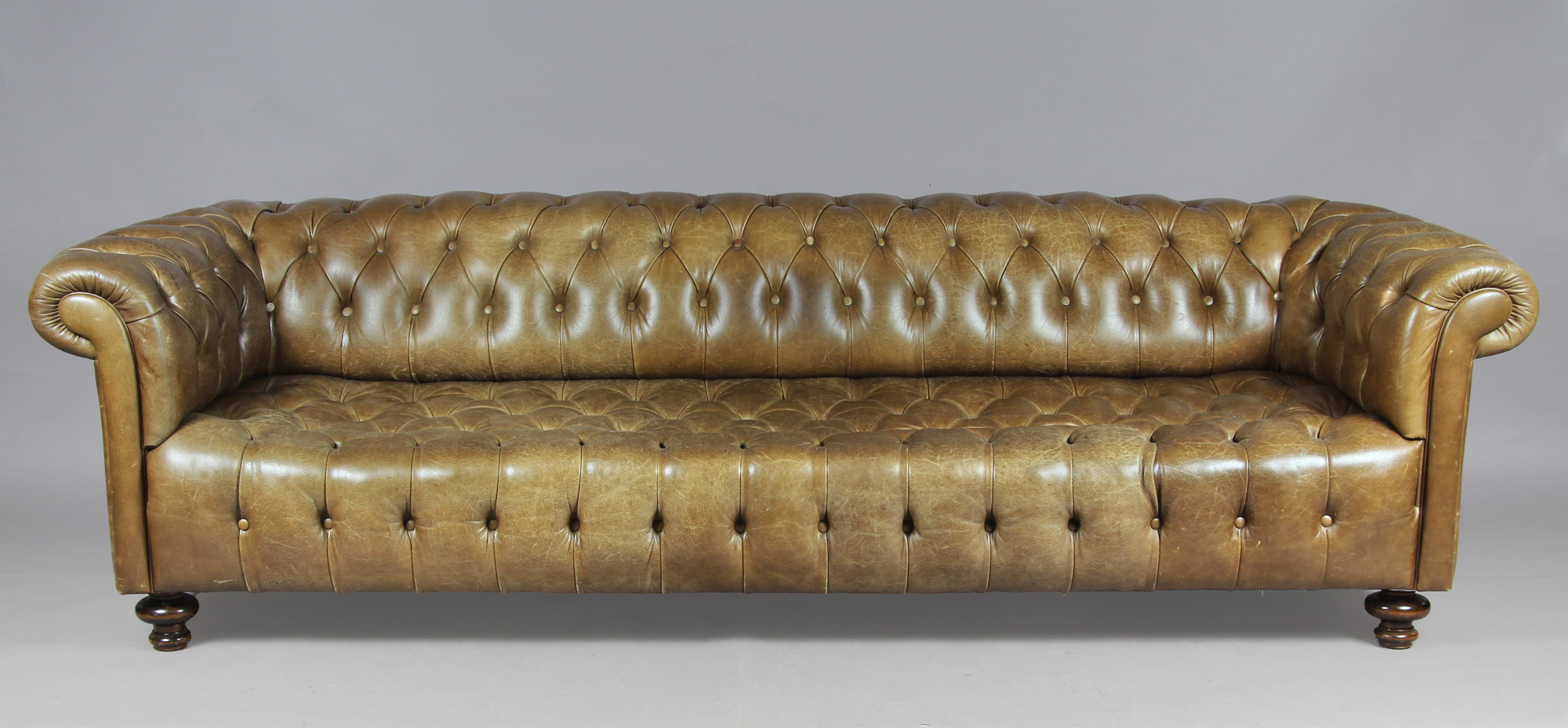  SOFA CHESTERFIELD PARA TRES AMPLIOS CUERPOS. 