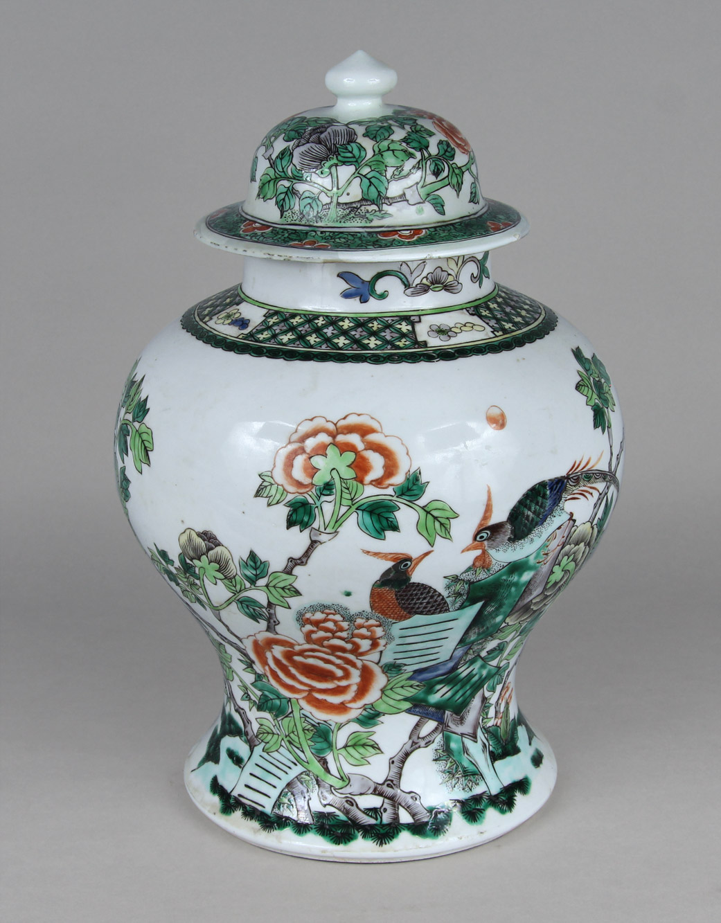  ANTIGUO POTICHE DE PORCELANA CHINA FAMILLE VERT CON TAPA. 