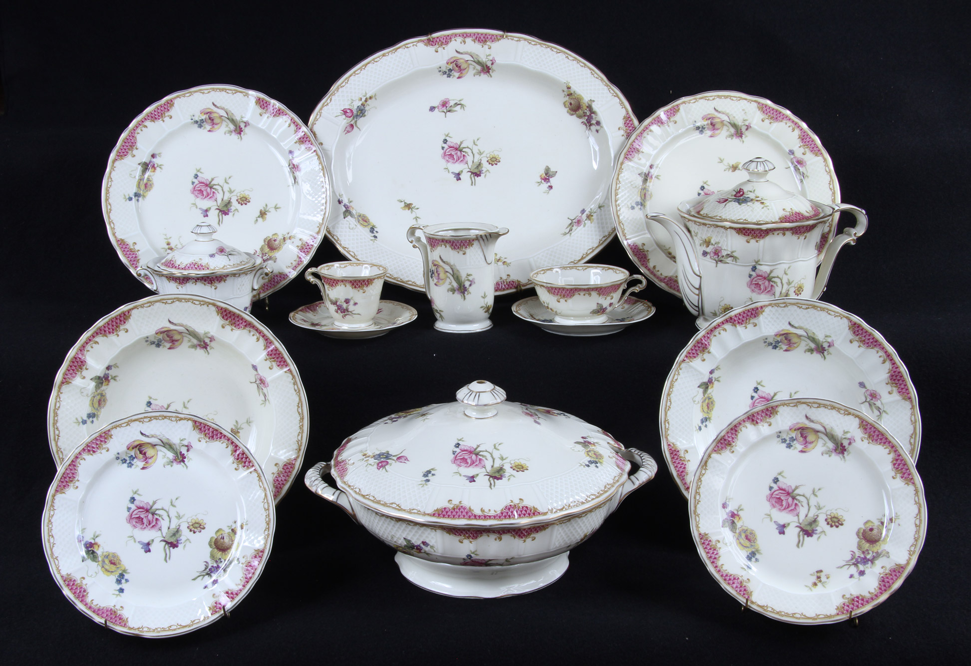  CONJUNTO DE PORCELANA FRANCESA LIMOGES PARA MESA.