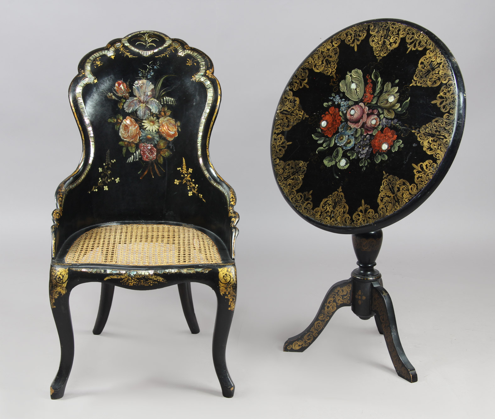 Lotes 236 y 235: 
																		PEQUEÑA MESA TILT TOP ISABELINA. 
																		ANTIGUA SILLA GONDOLA DE EPOCA NAPOLEON III. 