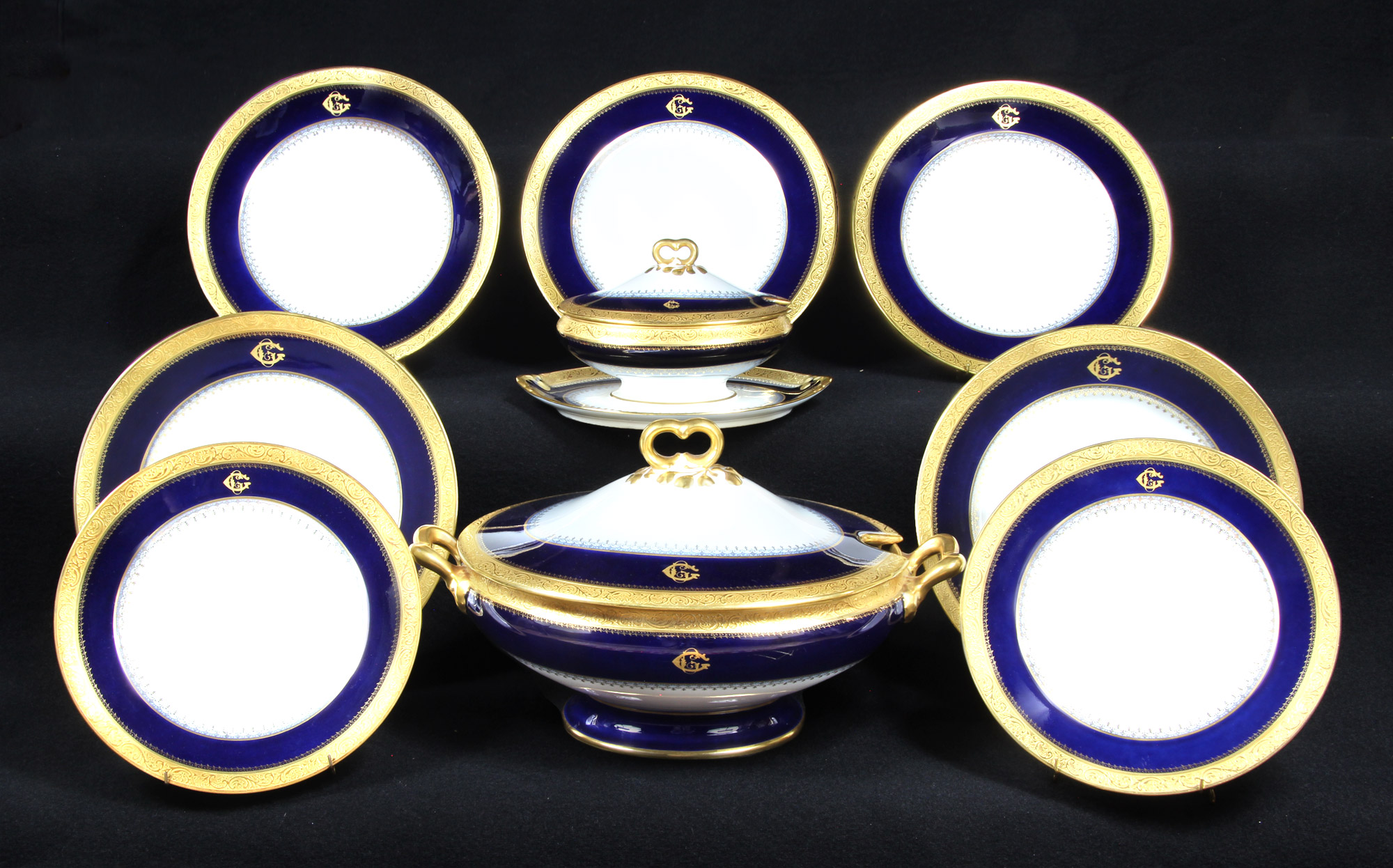  CONJUNTO DE PORCELANA FRANCESA LIMOGES PARA MESA. 