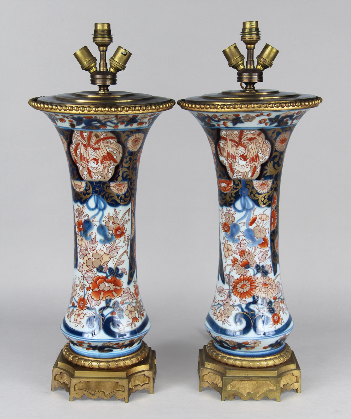  PAR DE ANTIGUOS VASOS DE PORCELANA JAPONESA IMARI. 