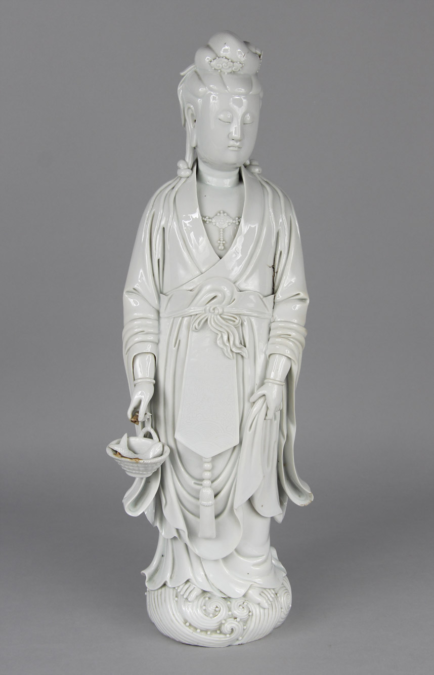  ANTIGUA FIGURA DE PORCELANA BLANC DE CHINE. 