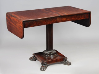 Lote 226: SOFA TABLE INGLESA DE ESTILO CHIPPENDALE. SOFA TABLE INGLESA DE ESTILO CHIPPENDALE.