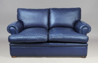 Lote 229: SOFA CONFORTABLE PARA DOS CUERPOS.  SOFA CONFORTABLE PARA DOS CUERPOS. 