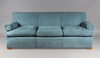 Lote 221: SOFA CONFORTABLE PARA TRES CUERPOS.  SOFA CONFORTABLE PARA TRES CUERPOS. 