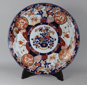 Lote 643: TRES GRANDES PLATOS DE PORCELANA JAPONESA IMARI.  TRES GRANDES PLATOS DE PORCELANA JAPONESA IMARI. 