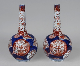 Lote 526: PAR DE BOTELLAS DE PORCELANA JAPONESA DE IMARI.  PAR DE BOTELLAS DE PORCELANA JAPONESA DE IMARI. 