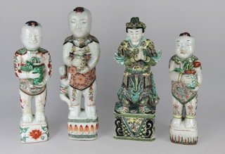 Lote 615: CINCO FIGURAS JAPONESAS DE PORCELANA ESMALTADA.  CINCO FIGURAS JAPONESAS DE PORCELANA ESMALTADA. 