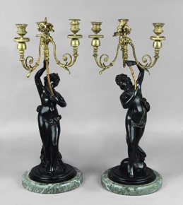 Lote 413: PAR DE CANDELABROS FRANCESES DE BRONCE PATINADO.  PAR DE CANDELABROS FRANCESES DE BRONCE PATINADO. 