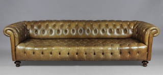 Lote 144: SOFA CHESTERFIELD PARA TRES AMPLIOS CUERPOS.  SOFA CHESTERFIELD PARA TRES AMPLIOS CUERPOS. 