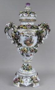 Lote 416: IMPORTANTE ANFORA DE PORCELANA NAPOLITANA CAPODIMONTE.  IMPORTANTE ANFORA DE PORCELANA NAPOLITANA CAPODIMONTE. 