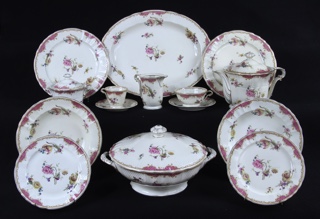 Lote 456: CONJUNTO DE PORCELANA FRANCESA LIMOGES PARA MESA. CONJUNTO DE PORCELANA FRANCESA LIMOGES PARA MESA.